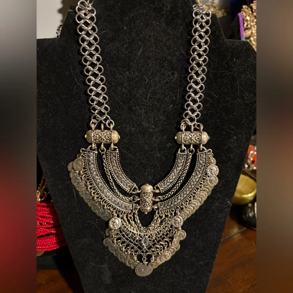 Elegant Silver Statement Necklace‎